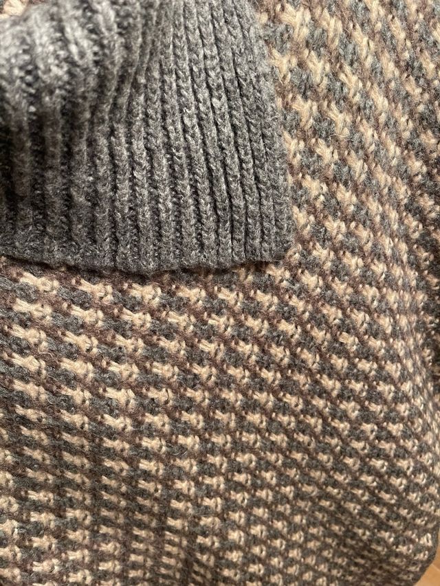 Poncho de lana beige y gris