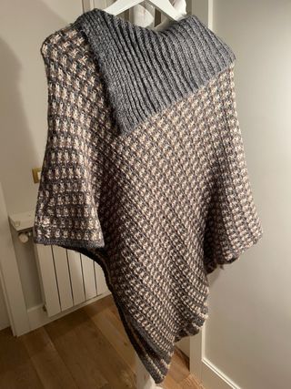 Poncho de lana beige y gris