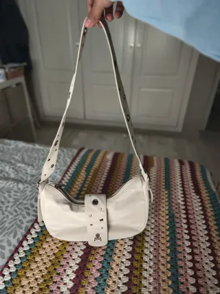 Bolso Scalpers tachuelas beige.