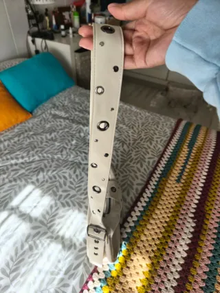 Bolso Scalpers tachuelas beige.