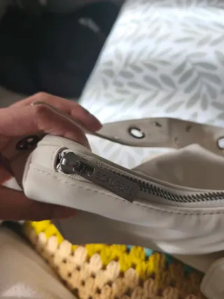 Bolso Scalpers tachuelas beige.