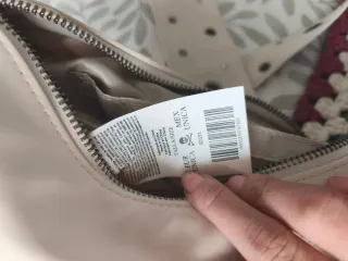 Bolso Scalpers tachuelas beige.