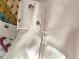 Bolso Scalpers tachuelas beige.