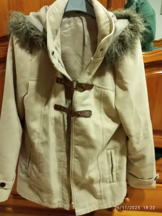 Abrigo beige con capucha y pelo