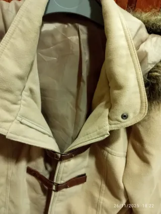Abrigo beige con capucha y pelo