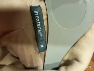 Abrigo beige con capucha y pelo