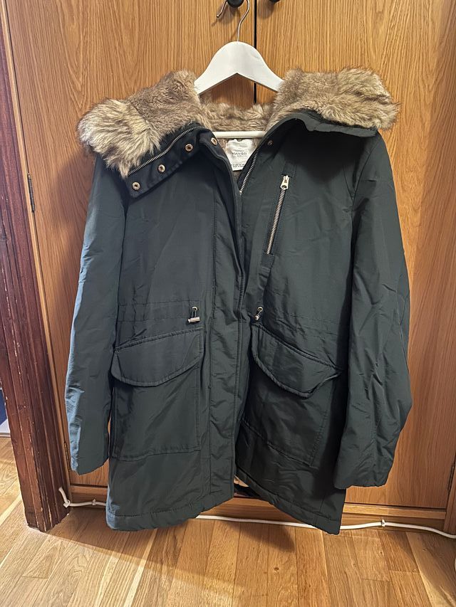 Abrigo verde Mango con capucha y pelo