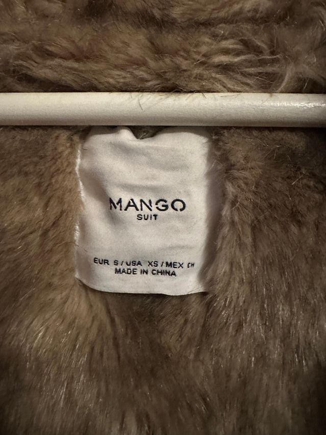 Abrigo verde Mango con capucha y pelo