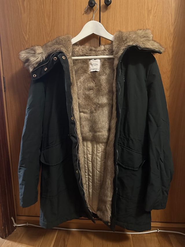 Abrigo verde Mango con capucha y pelo