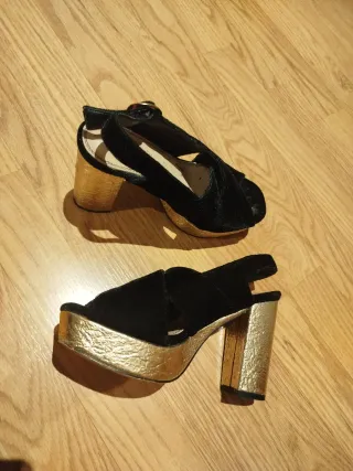 Sandalias de tacón negras y doradas. Preciosas .