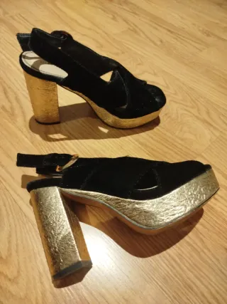 Sandalias de tacón negras y doradas. Preciosas .