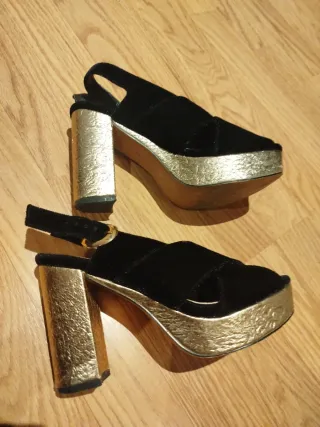 Sandalias de tacón negras y doradas. Preciosas .