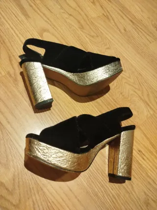 Sandalias de tacón negras y doradas. Preciosas .