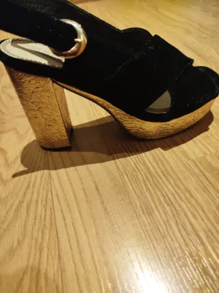 Sandalias de tacón negras y doradas. Preciosas .