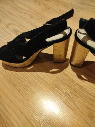 Sandalias de tacón negras y doradas. Preciosas .