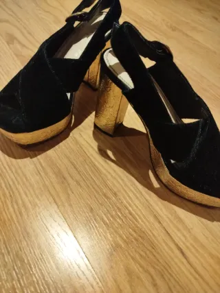 Sandalias de tacón negras y doradas. Preciosas .