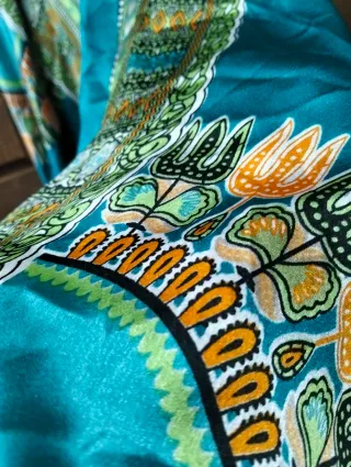 Vestido sedoso, con estampado floral