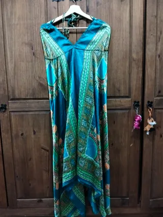 Vestido sedoso, con estampado floral