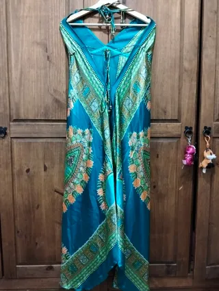 Vestido sedoso, con estampado floral