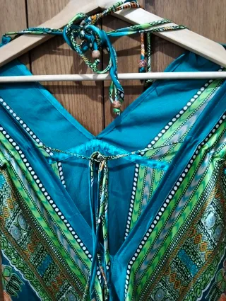 Vestido sedoso, con estampado floral