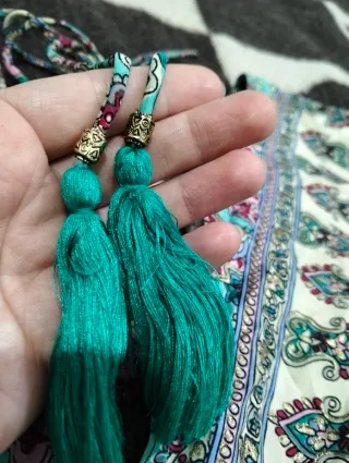 Vestido sedoso, con estampado floral