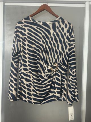 Blusa estampada con detalle dorado