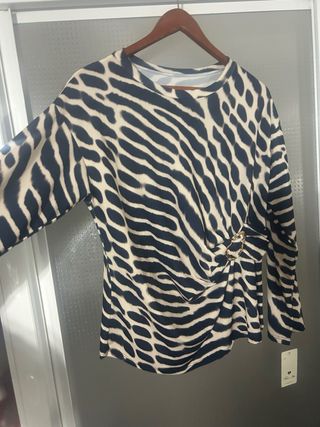 Blusa estampada con detalle dorado