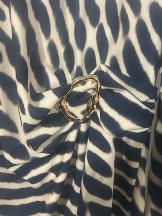 Blusa estampada con detalle dorado