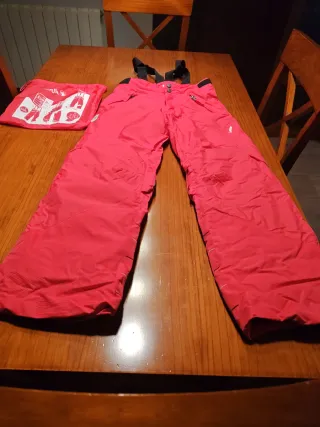 Mono de esquí rosa con tirantes