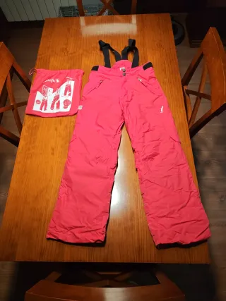 Mono de esquí rosa con tirantes