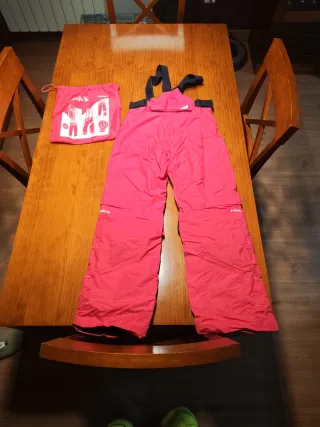 Mono de esquí rosa con tirantes