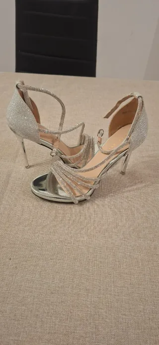 Sandalias de tacón plateadas con pedrería