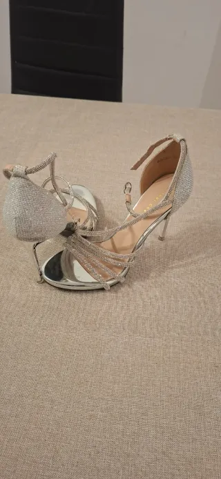 Sandalias de tacón plateadas con pedrería
