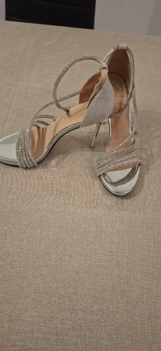 Sandalias de tacón plateadas con pedrería