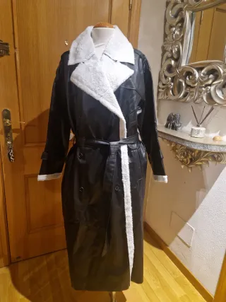 Abrigo largo negro con forro blanco