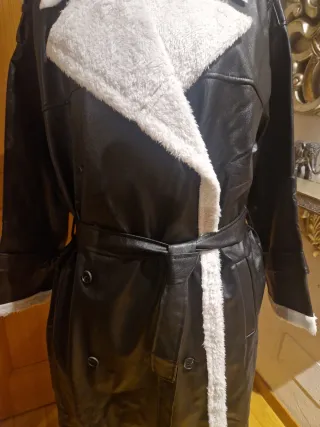 Abrigo largo negro con forro blanco