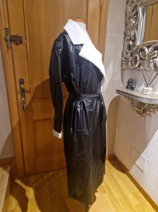 Abrigo largo negro con forro blanco