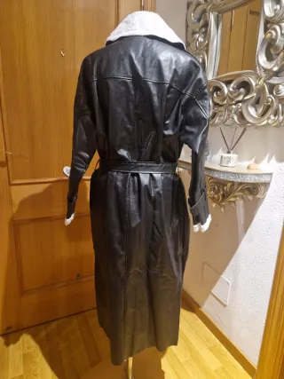 Abrigo largo negro con forro blanco