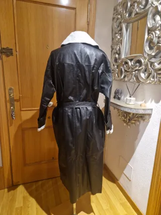 Abrigo largo negro con forro blanco