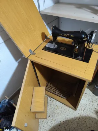 Máquina de coser Alfa 10047 con mueble, antigua.