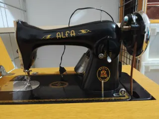 Máquina de coser Alfa 10047 con mueble, antigua.