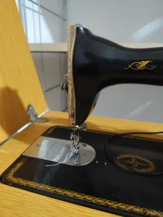 Máquina de coser Alfa 10047 con mueble, antigua.