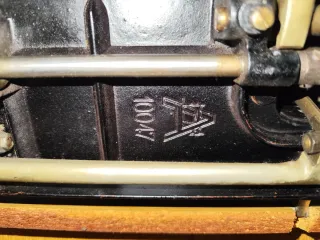 Máquina de coser Alfa 10047 con mueble, antigua.