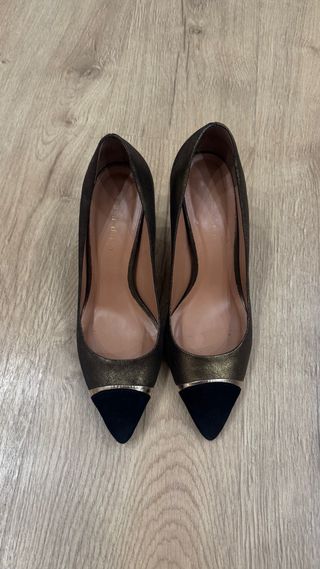 Zapatos de tacón Sandro negros y dorados