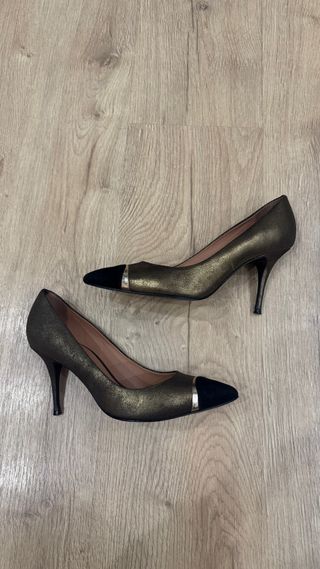 Zapatos de tacón Sandro negros y dorados