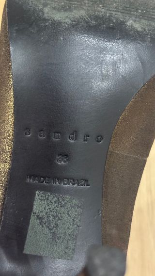 Zapatos de tacón Sandro negros y dorados