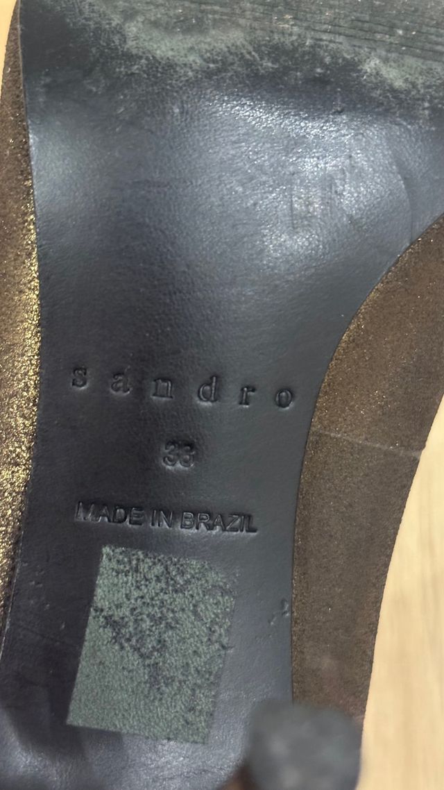 Zapatos de tacón Sandro negros y dorados