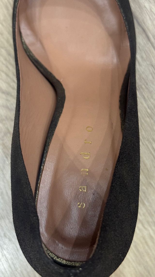 Zapatos de tacón Sandro negros y dorados