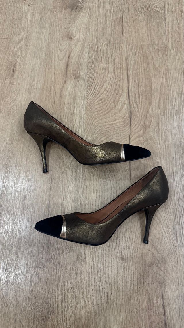 Zapatos de tacón Sandro negros y dorados