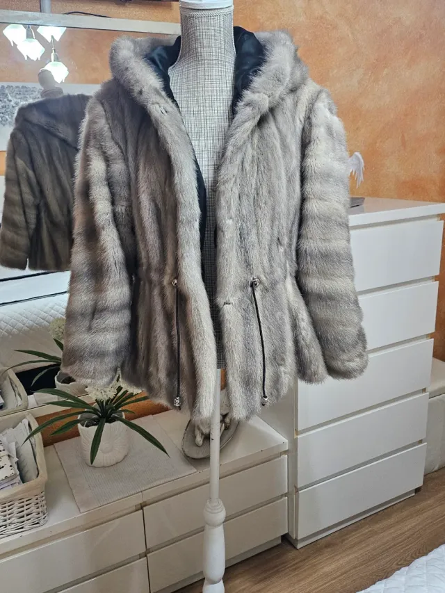 Abrigo de piel sintética con capucha